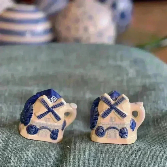 Delft Salt and Pepper Shakers - Picture 5 of 5